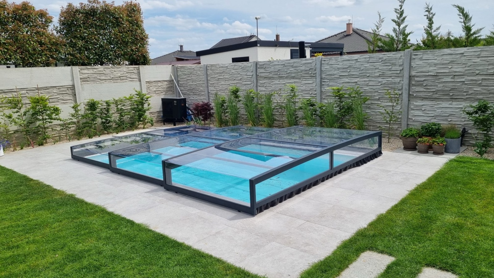 Bezkolejnicové bazénové zastřešení