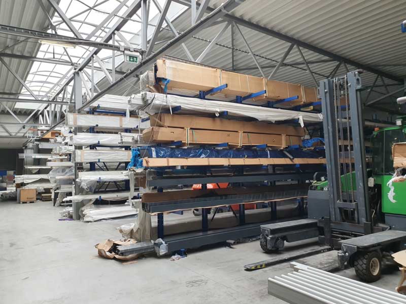 Výroba zastřešení bazénu - řezání profilů