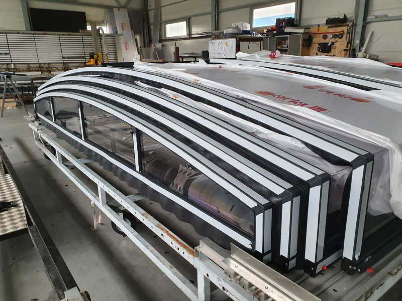 Výroba zastřešení bazénu - skladování dílů