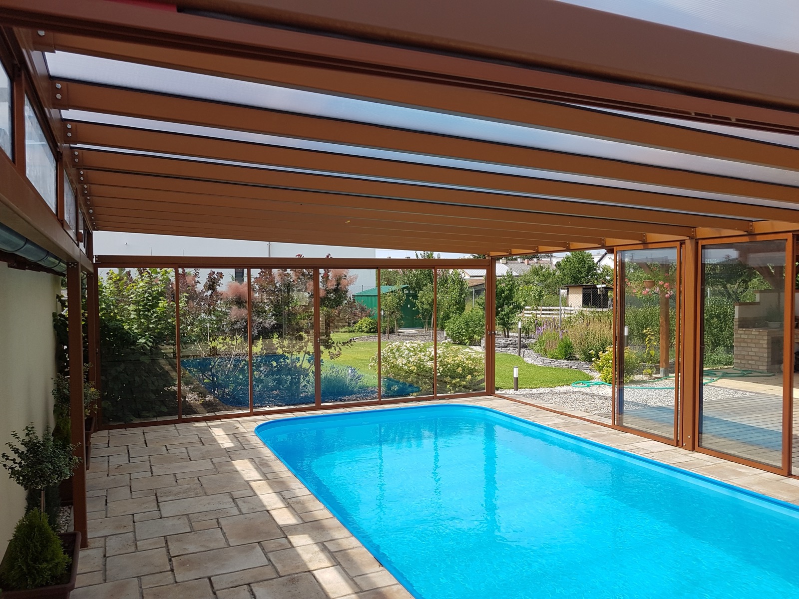 Krytý bazén - posuvné stěny a stínění