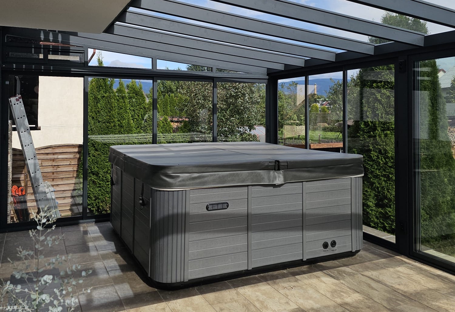 Zastřešení vířivky - interiér zimní zahrady